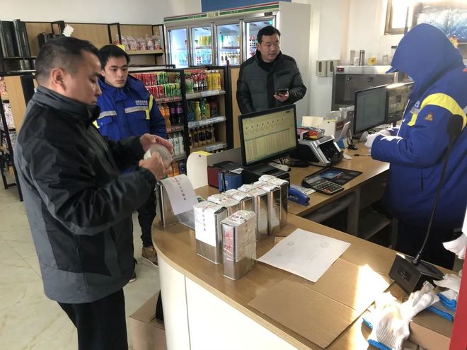 黃梅縣市場監(jiān)管局迅速行動，對曝光加油站進行抽樣檢測與市場調(diào)研